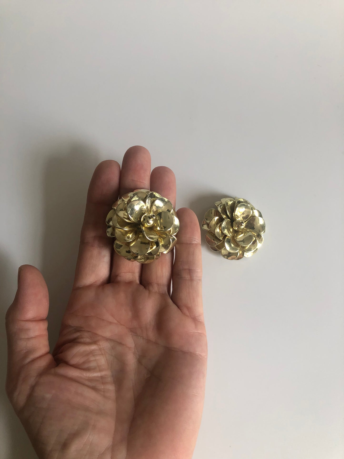 vintage earrings clip on flower gold tone plastic