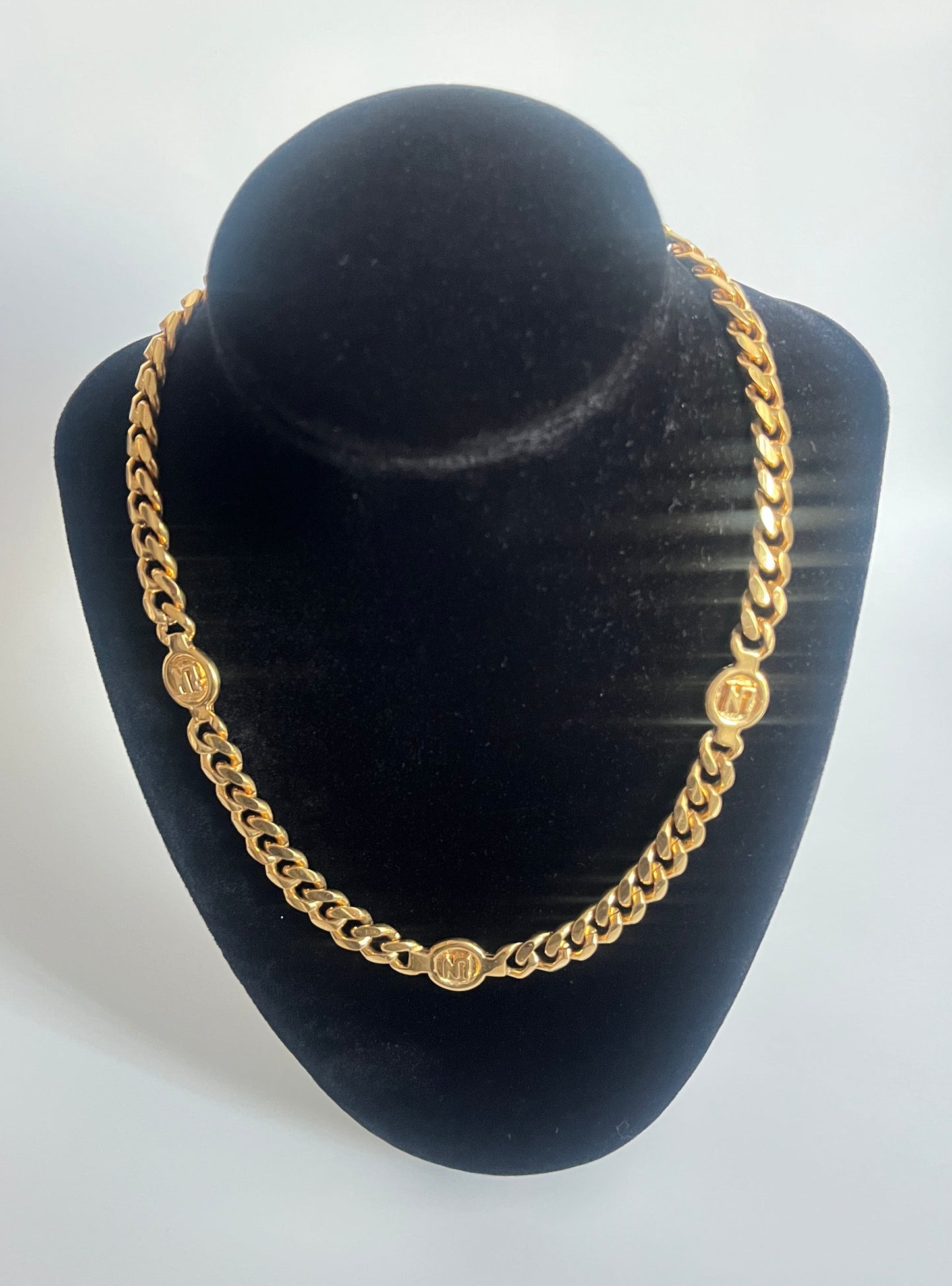 Vintage Nina Ricci necklace round links Logo